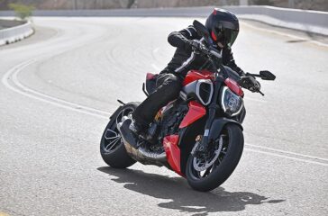 In der Diavel V4 hat der Motor 1.158 ccm Hubraum und entwickelt eine Maximalleistung von 124 kW/168 PS