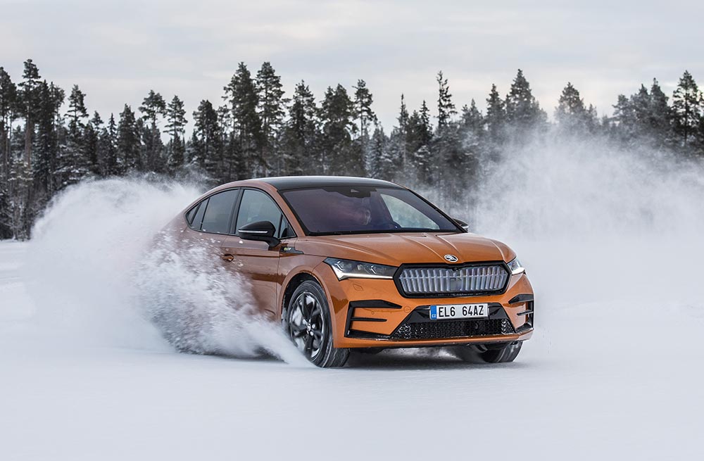 Die Allradtechnik verhindert das plötzliche Durchdrehen, hält den Tschechen auf schwedischer Spur und ermöglicht auch in Kurven fast entspanntes Fahren.