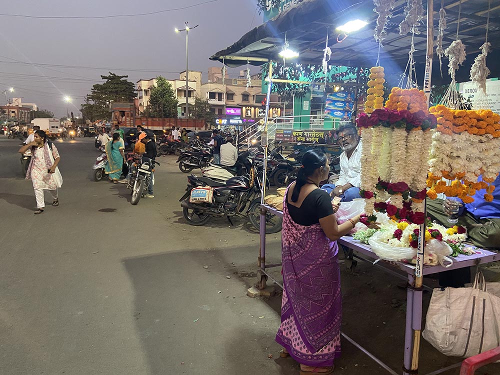 Farbenfroh: Blumenverkäufer in Solapur.