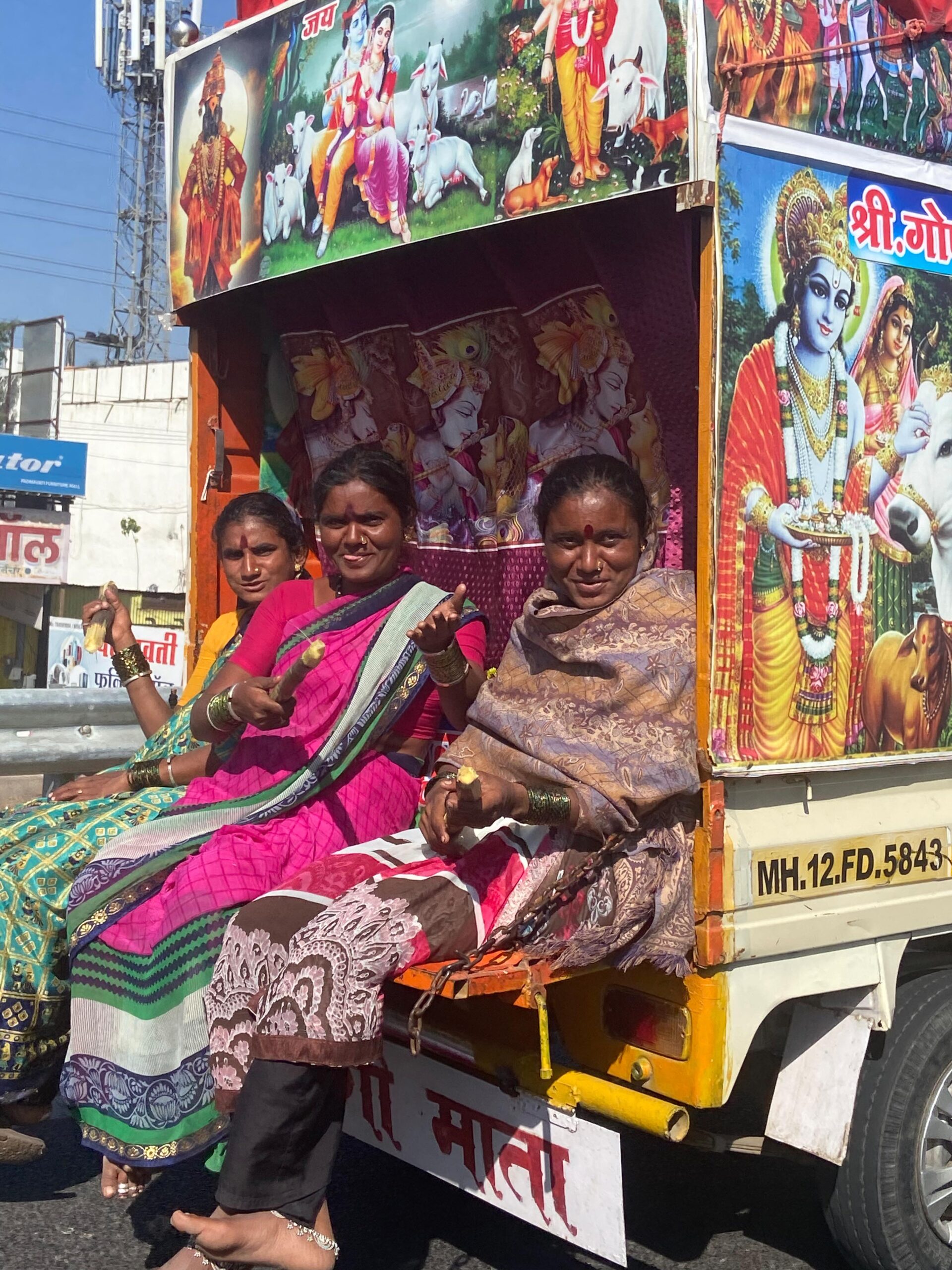 Wenn in der Kabine kein Platz ist, sitzt man eben auf der Ladeklappe des Lastwagens.