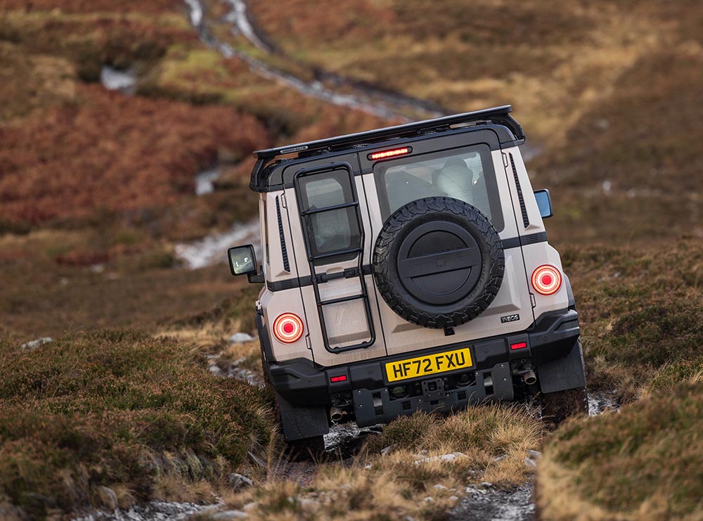 Wie die sündhaft teure G-Klasse von Mercedes oder der Jeep Wrangler meistert der deutsch-österreichische Brite aus Frankreich Pfade, die nur geübte Alpinisten zu Fuß angehen würden.