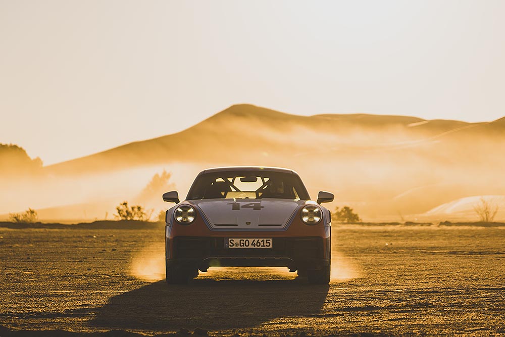 Der 911 Dakar erhielt 5 Zentimeter, mit dem serienmäßigen Liftsystem sogar 8 Zentimeter mehr Bodenfreiheit als ein Normal-Carrera.