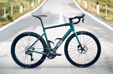 Das Reveal Plus von Rose in der Ultegra-Di2-Version wiegt dank Carbon weniger als 11 Kilogramm. Foto: Rose