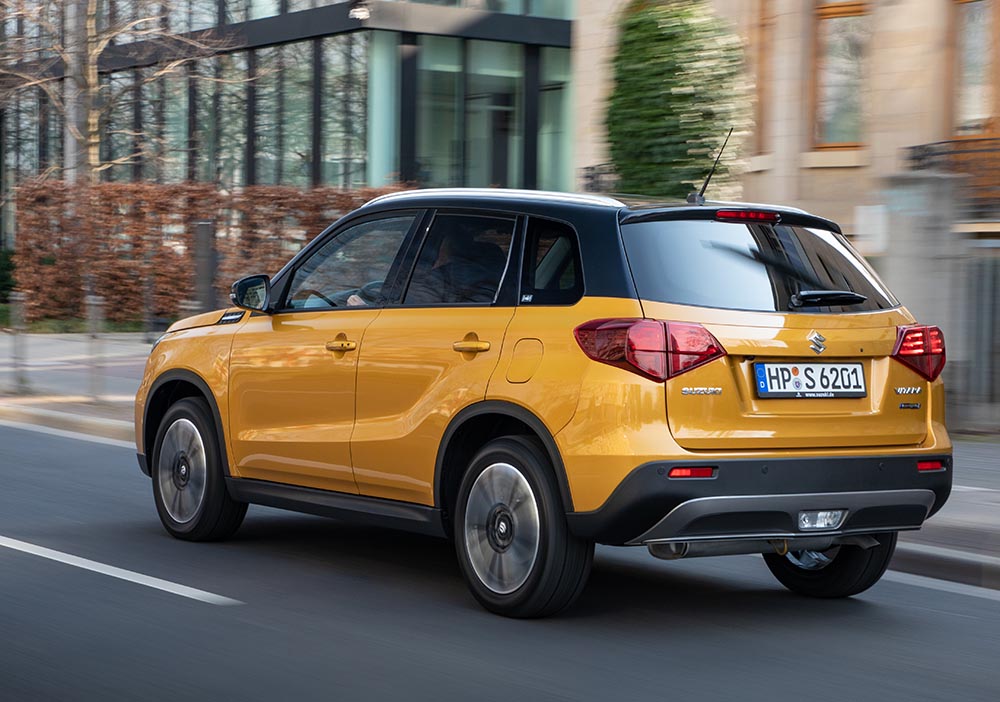 Hybridschriftzug, LED-Leuchten und Zweifarblackierung täuschen nicht darüber hinweg, dass der Vitara mittlerweile ein wenig angegraut wirkt.