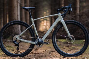 Mit dem Riverside GCR bietet Decathlon ein Wald-Erlebnis-Rennrad mit Carbonrahmen