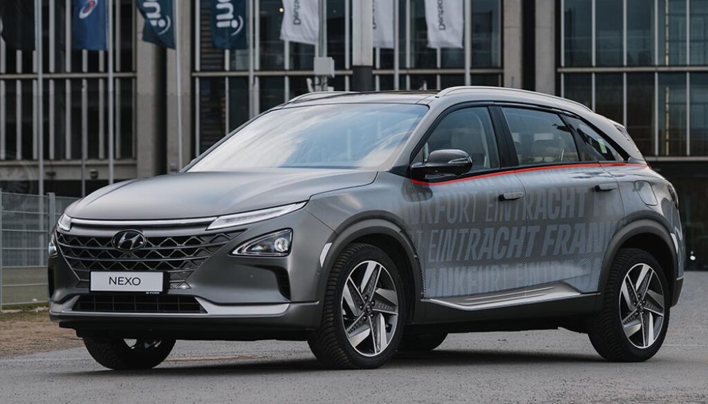Hyundai bietet den Nexo im Auto-Abo mit "Eintracht Frankfurt"-Beklebung an