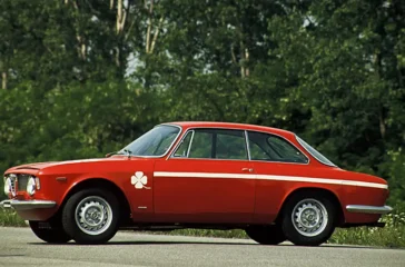 Das Coupé Giulia Sprint GT – von Fans schlicht Alfa Bertone genannt – vereint betörende Linien mit furiosem Temperament