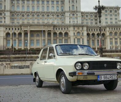 Zum rumänischen Nationalfeiertag am 23. August 1969 rollt der erste Dacia 1300 vom Band. Hier Der Dacia 1300 vor dem Parlamentspalast in Bukarest