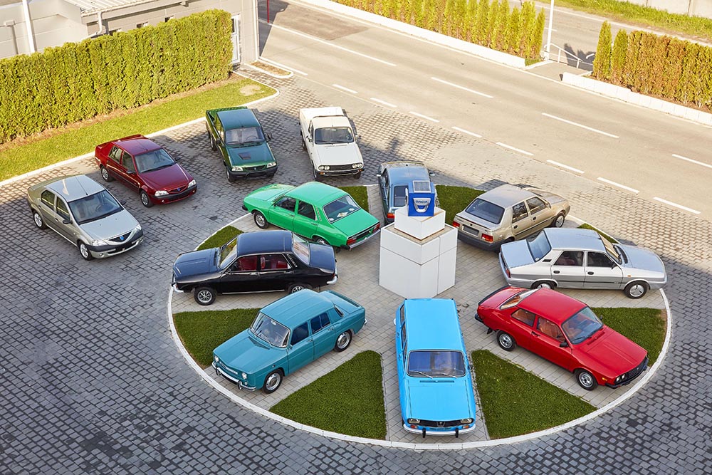 Autos von Dacia, hier eine Übersicht der zwischen 1968 und 2004 entwickelten Modelle, setzen traditioneller Weise auf Renault-Technik. 