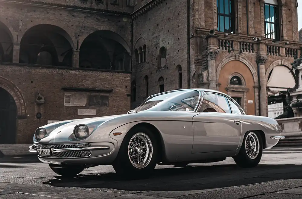 Ein Jahr später folgte die immer noch ansehnliche Serienversion des 350GT.