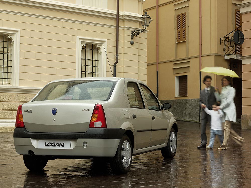 Im August 2004 feiert der Dacia Logan Weltpremiere. 2005 kommt er offiziell in Deutschland auf den Markt.