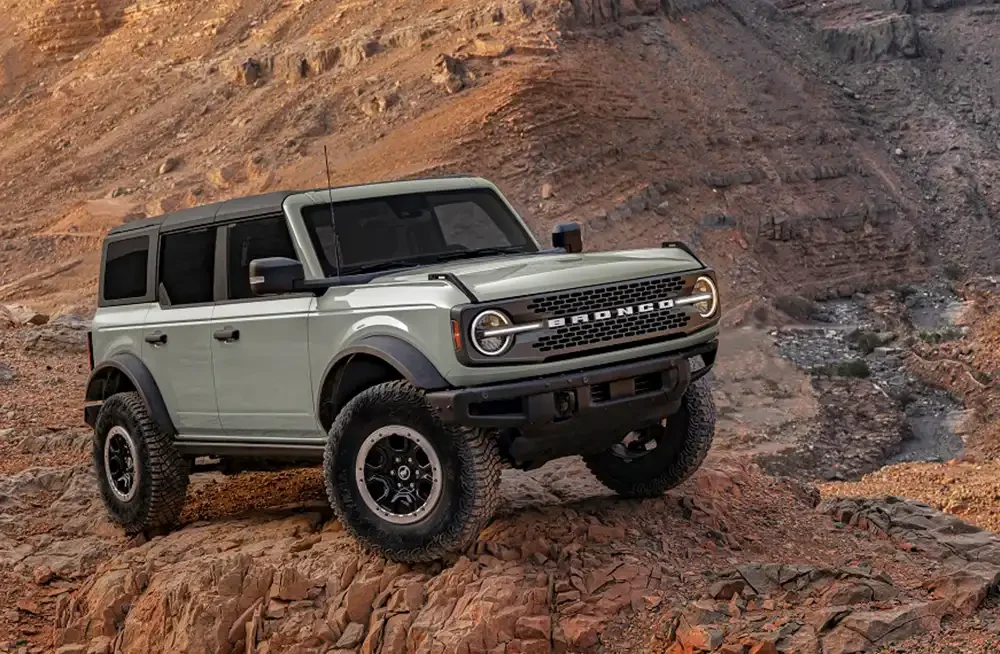 Der Ford Bronco wird in Europa in zwei Versionen angeboten. In der Version „Outer Banks“ ist er ab 74.500 Euro zu haben, als „Badlands“ ab 78.500 Euro
