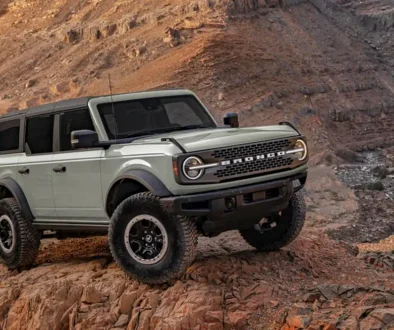 Der Ford Bronco wird in Europa in zwei Versionen angeboten. In der Version „Outer Banks“ ist er ab 74.500 Euro zu haben, als „Badlands“ ab 78.500 Euro