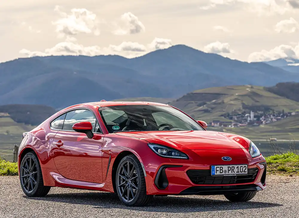 Feine Proportionen: Lange Motorhaube, knackiges Heck – ideal für puren Fahrspaß.