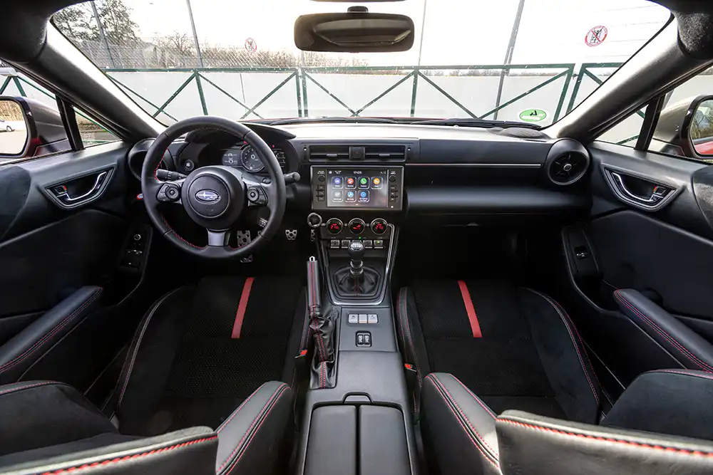 Leicht überarbeitet: Die BRZ-Armaturen mit einem Mix aus digitaler und analoger Welt.