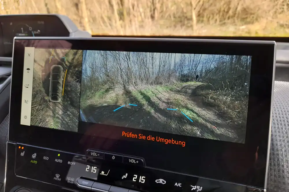 Der Rundumblick im Display erleichtert das Rangieren beim Offroad-Ausflug.