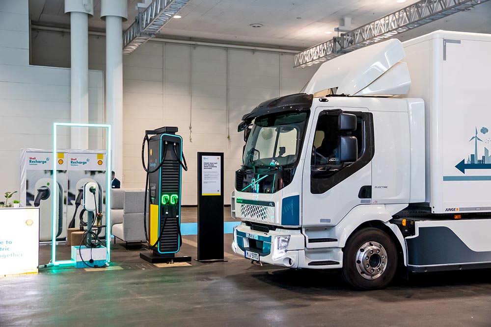 Volvo FL Electro-Lkw an einer Ladestation.