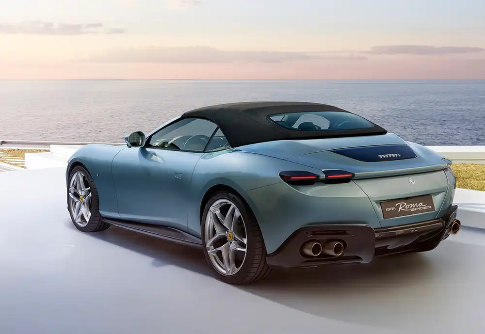 Nach zwei Generationen mit Stahldach setzt Ferrari bei seinem Einstiegs-Cabrio wieder auf ein Stoffverdeck.