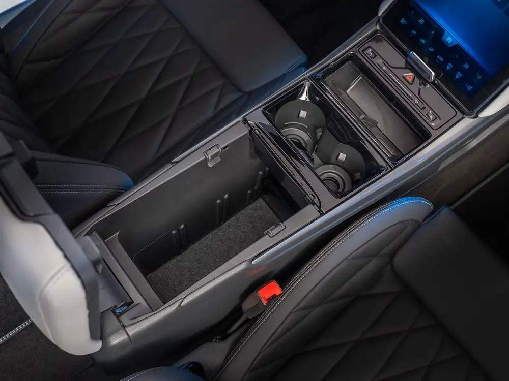 Die Mittelkonsole enthält ein abschließbares Geheimfach.