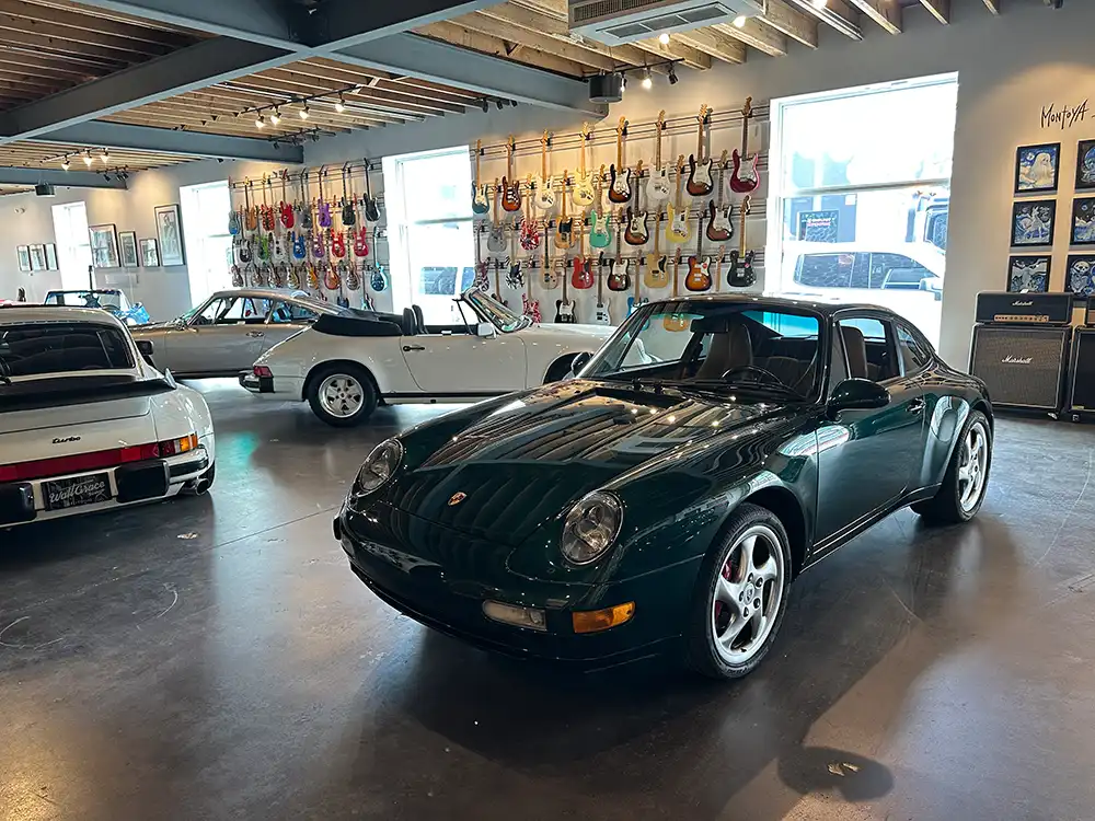 Während von der Decke und an den Wänden hunderte Instrumente hängen, aalen sich in Walt Grace Vintage in Miami ein Dutzend Oldtimer im Scheinwerferlicht.