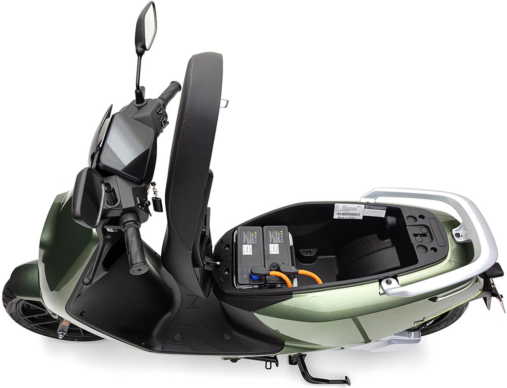 Selbst mit zwei Akkus an Bord bietet das Fach unter der Sitzbank noch viel zusätzlichen Stauraum.