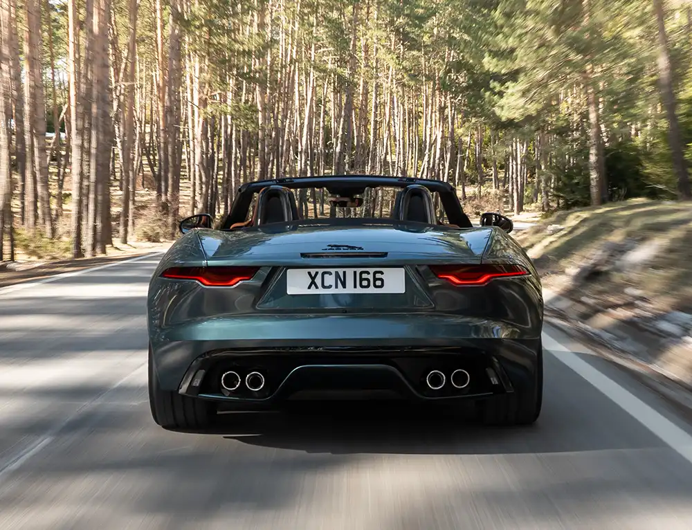 Der F-Type reiht sich ans Ende einer Ahnengalerie legendärer Jaguar-Sportwagen, angefangen 1948 mit dem XK120.