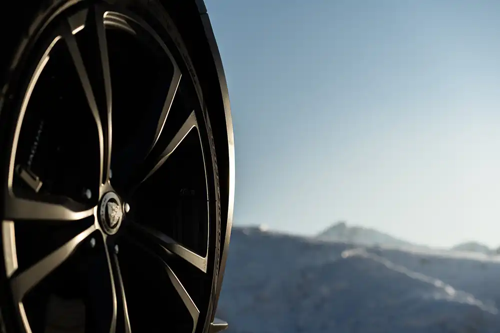 Zur Ausstattung zählen Schmiederäder.