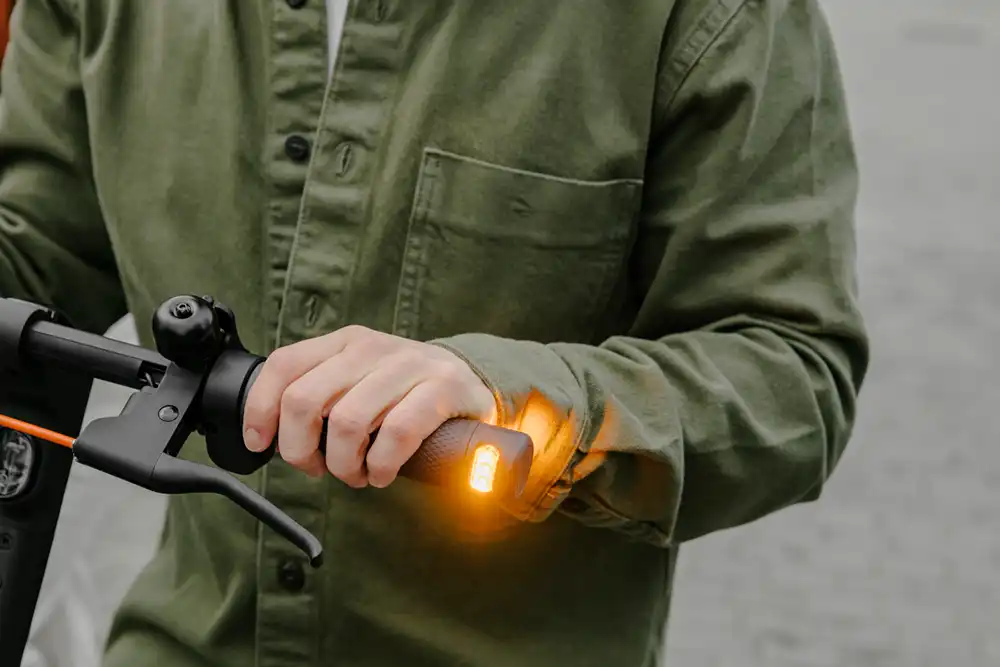 Unter anderem die Modelle der F2-Serie werden mit in den Lenkerenden integrierten Blinkern ausgestattet.