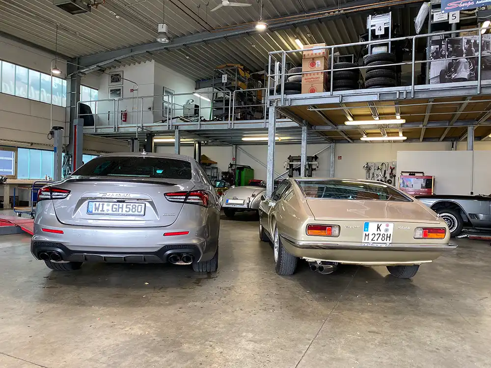 Der Maserati Ghibli 4700 ist nur 1,16 Meter hoch, der Maserati Ghibli Trofeo überragt ihn um 30 Zentimeter.