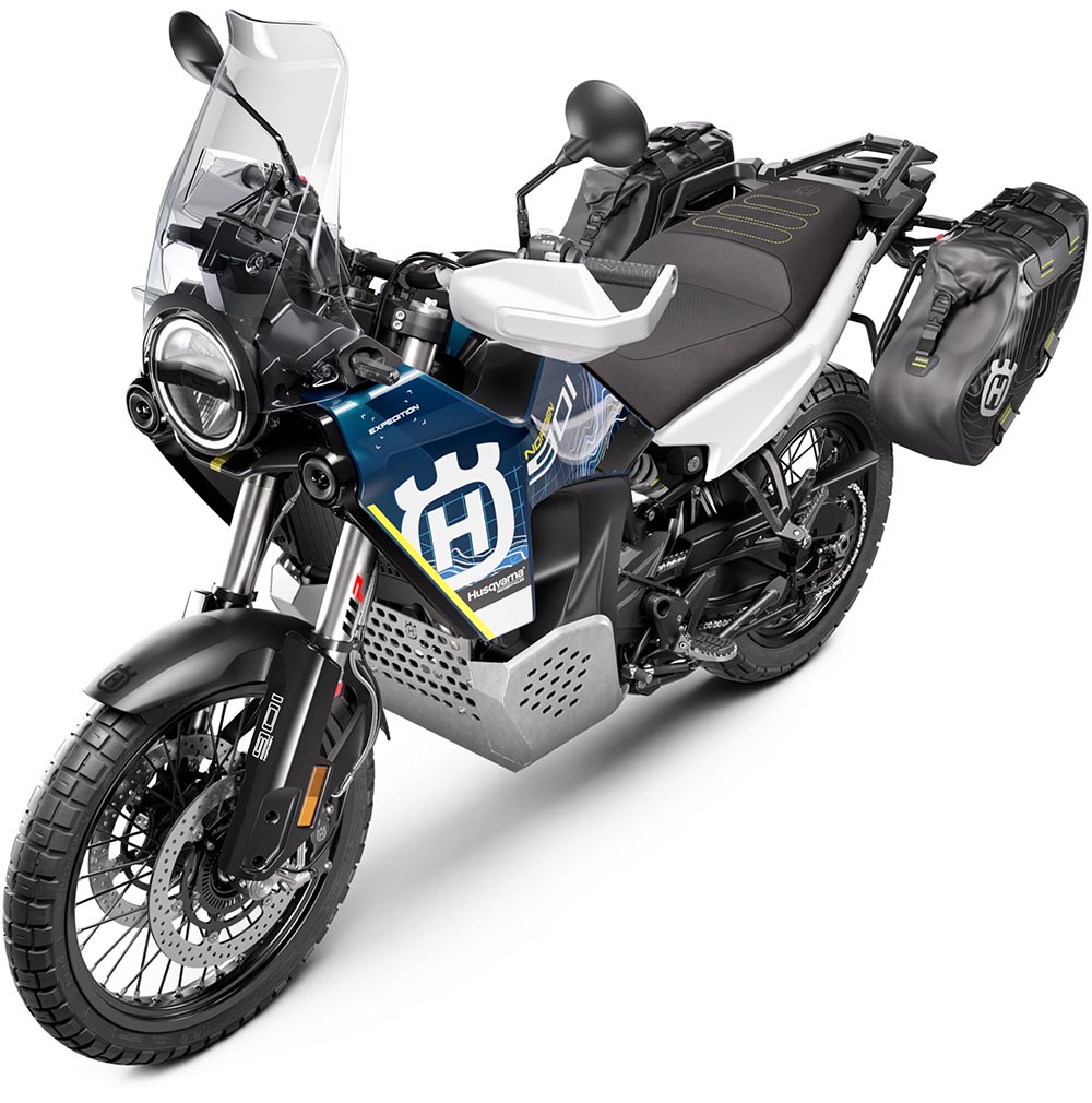 Das Mehr an Ausstattung besteht primär aus einem Hauptständer, Lenk- und Sitzheizung, einen vergrößerten Windschild und einem serienmäßigen Seitentaschenset für Gepäck.