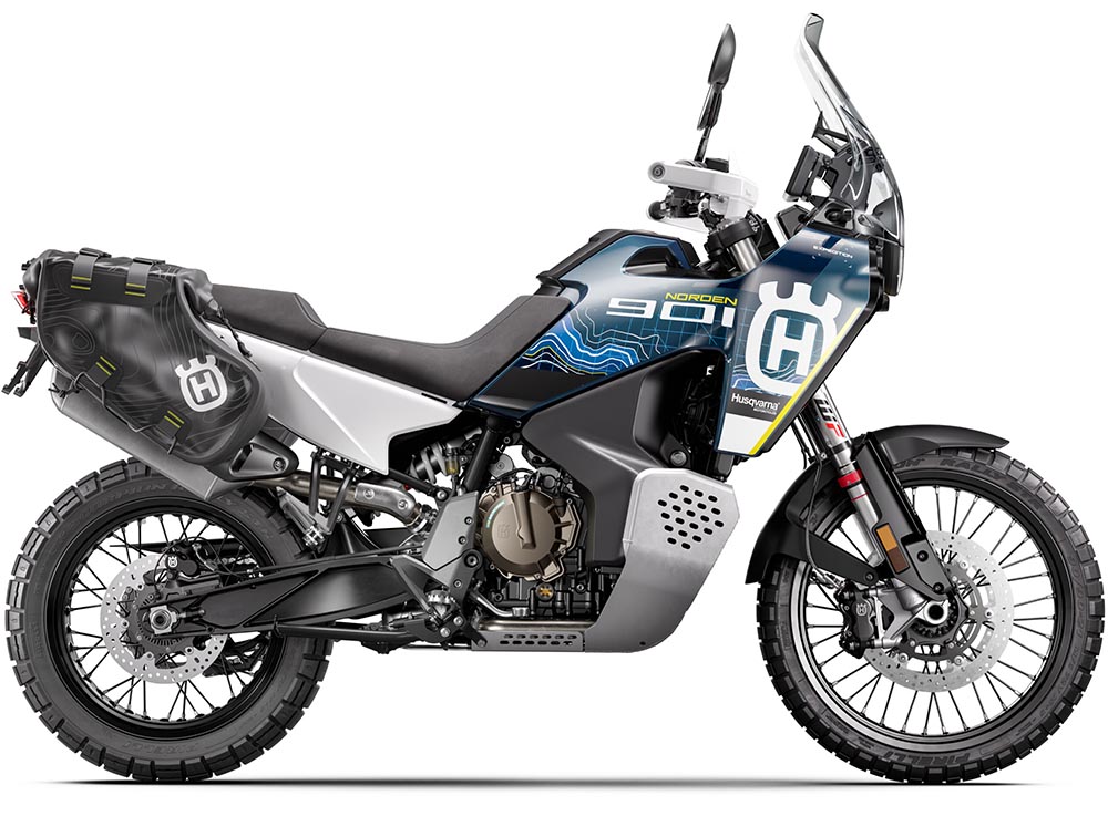 Der 889 ccm große Reihenzweizylindermotor schwingt sich zu 77 kW/105 PS bei 8. 000 U/min. sowie 100 Nm bei 6.500 U/min. auf.