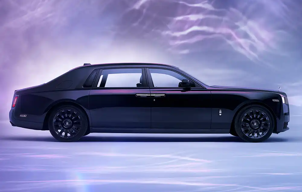 Was die „Bespoke“-Designer bei Rolls Royce auf die Räder stellen können, zeigt ein besonderes Exemplar des sechs Meter langen Phantom, das den Beinamen Syntopia trägt. 