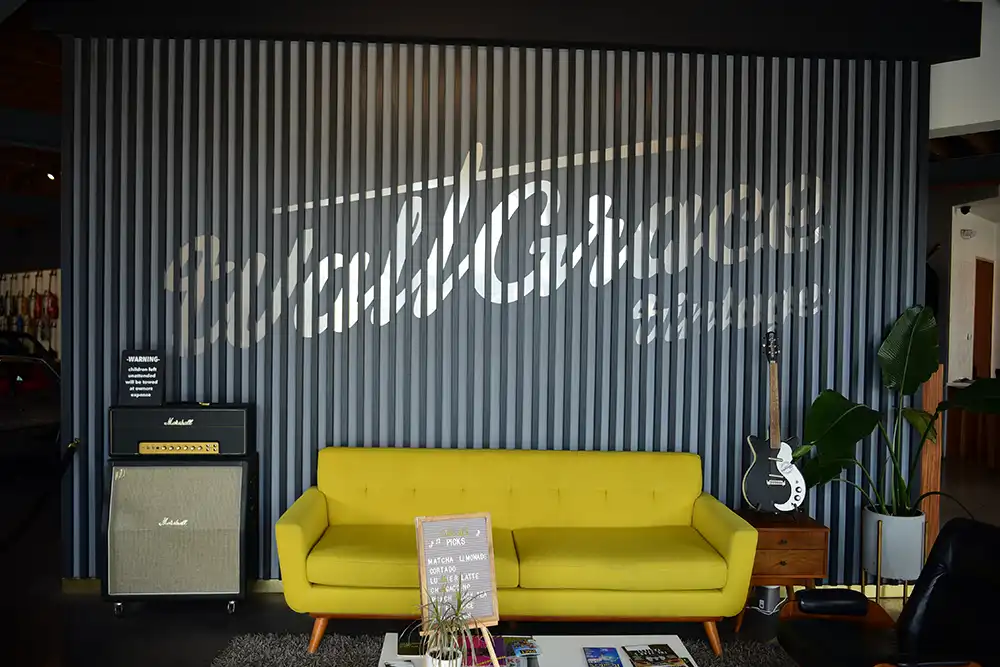 Bill Goldstein hat ein Faible für alte Autos und Gitarren.