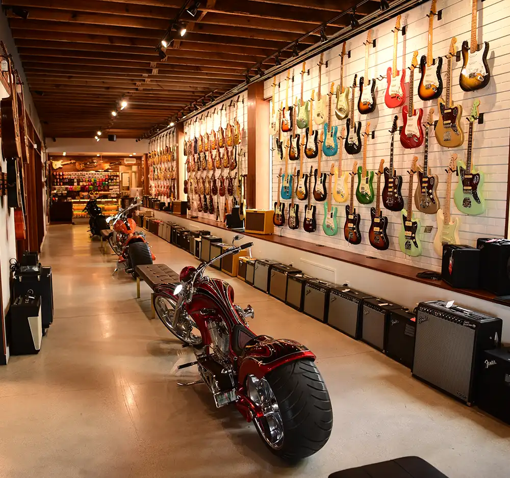 Und da, wo für ein Auto kein Platz mehr ist, hat Goldstein noch ein paar mächtig getunte Motorräder in die Lücken geschoben.