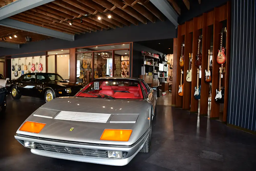 In der aktuellen Ausstellung stehen deshalb neben einem wunderbar kitschigen Pontiac TransAm, einer klassischen Corvette und einem Fiat 500 auch wieder fünf Elfer unterschiedlichster Baumuster und Jahre sowie natürlich ein paar Mercedes SL und ein Ferrari.