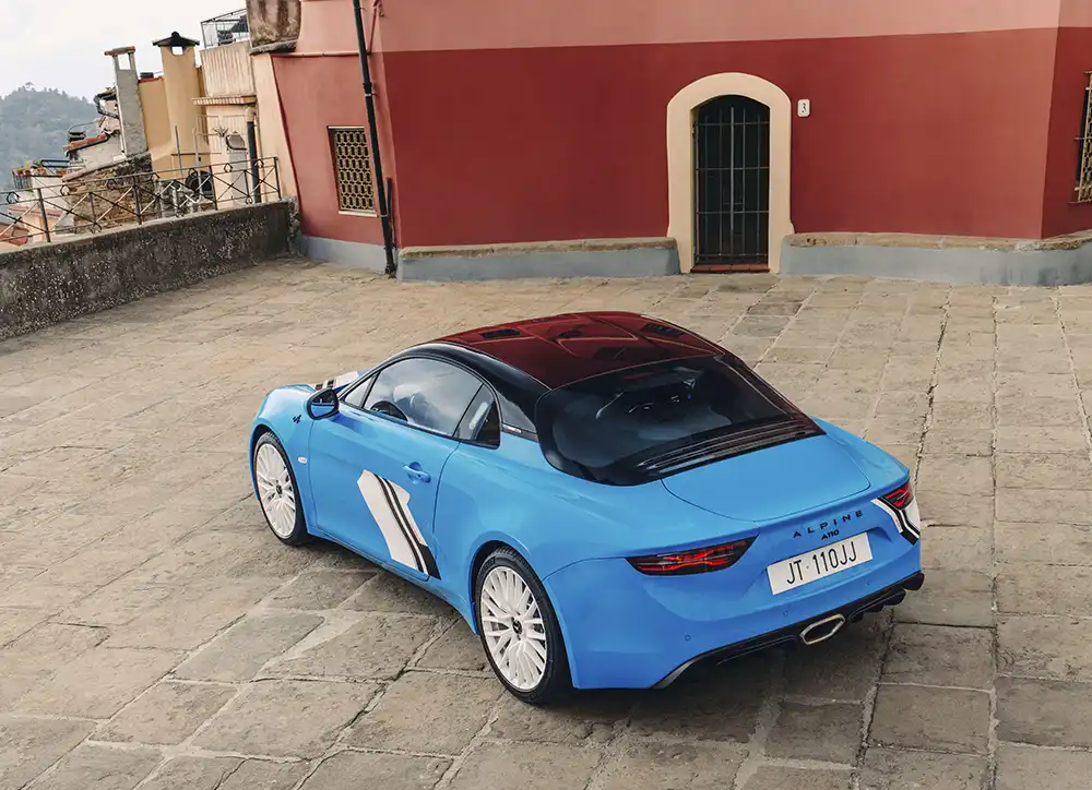 Mit einer Lackierung in Caddy-Blau, schwarzem Dach und speziellen Grafiken schlägt das Sondermodell optisch eine Brücke zum Siegerfahrzeug von 1973. 