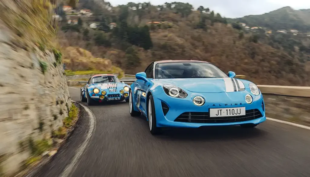 Mit dem Sondermodell A110 "San Remo 73" erinnert an das Siegerfahrzeug der Rallye Sanremo von 1973 (im Hintergrund)