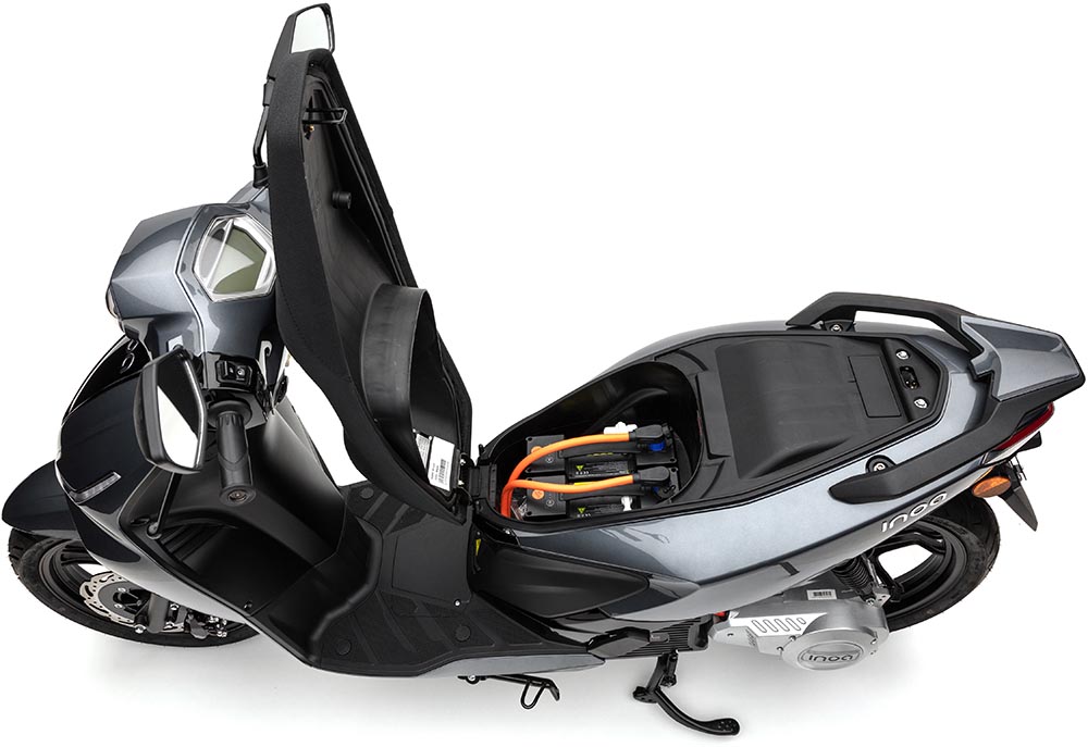 Mit zwei Akkus ist das Staufach unter der Sitzbank weitgehend ausgefüllt.