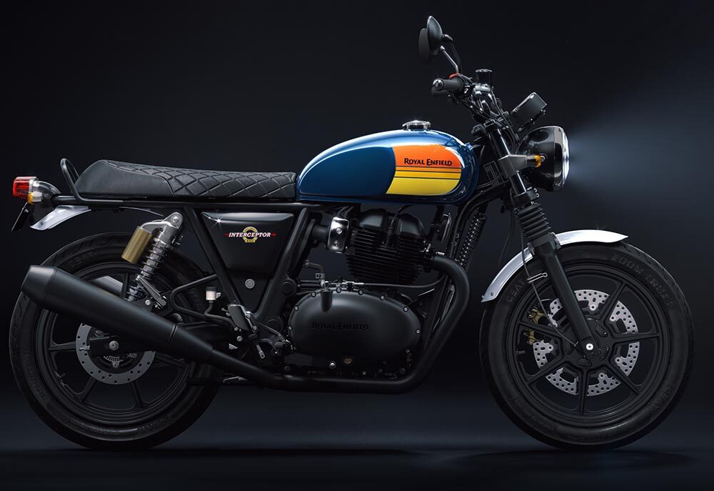 Die Royal Enfield Interceptor 650 verzichtet künftig auf Chrom und polierte Metalloberflächen. Neu ist außerdem die Lackversion "Barcelona Blue"