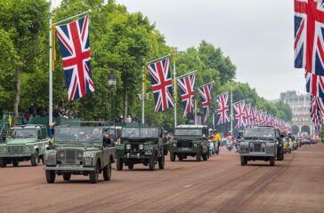 Bei der Platinjubiläums-Parade zu Ehren von Queen Elizabeth II fuhren 2022 auch Land Rover aller Jahrgänge mit