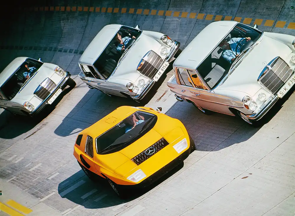 Auf der IAA in Frankfurt feierte der Mercedes-Benz C 111 (Version I) mit 206 kW/280 PS starkem Dreischeiben-Kreiskolbenmotor (Code M 950 F) seine Publikumspremiere.