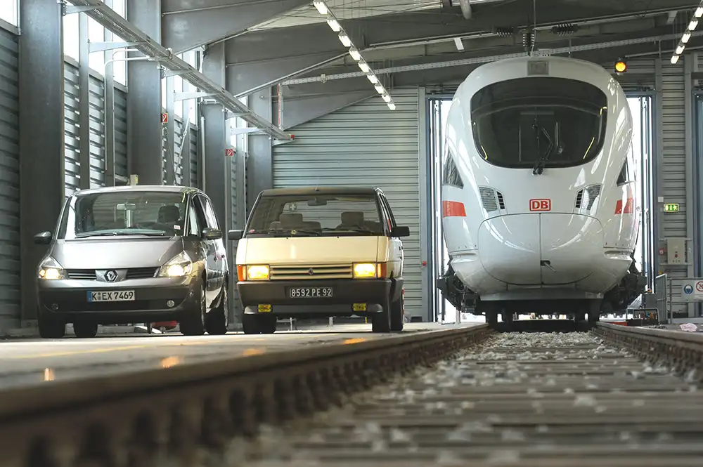 Der erste und der vierte Espace neben einem Schnellzug.