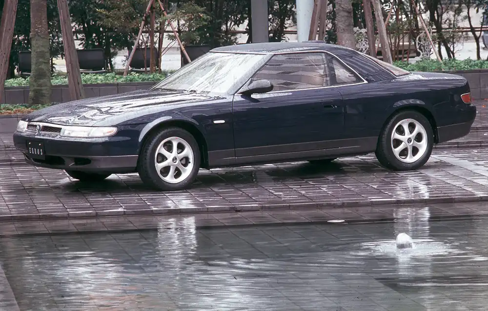 1992: Serienstart für den Eunos Cosmo mit erstem Dreischeiben-Kreiskolbenmotor.