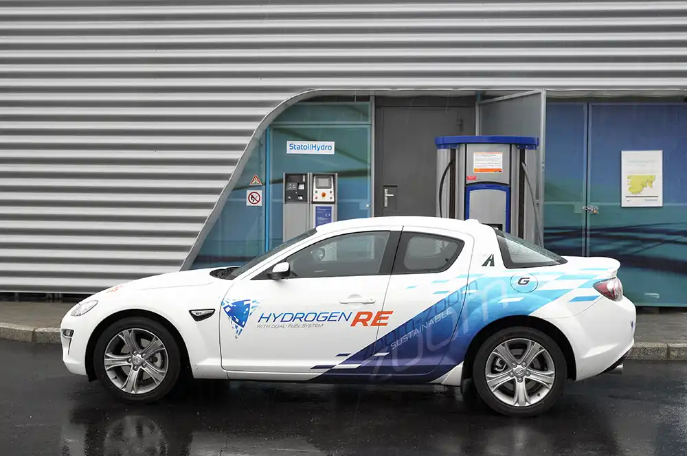 In Norwegen startete 2008 ein Praxistest mit einer Flotte wasserstoffbetriebener Mazda RX-8 Hydrogen RE, diesem folgt ein Jahr später ein Feldversuch in Japan mit Mazda Premacy/Mazda5 Hydrogen RE Hybrid und Wasserstoff-Kreiskolbenmotoren.
