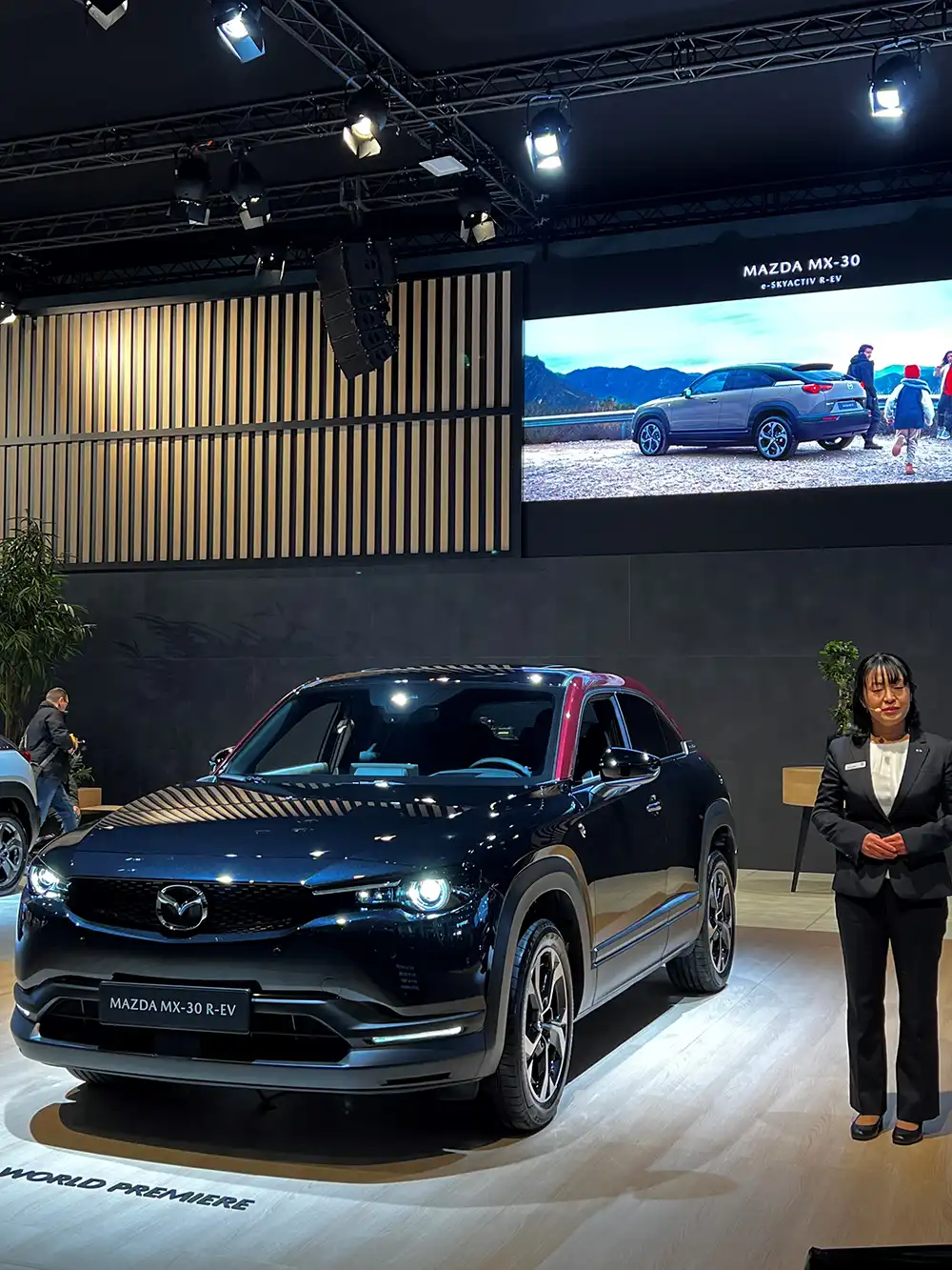 Der Mazda MX-30 R-EV debütiert 2023 auf dem Autosalon in Brüssel, passgenau zum 60. Jubiläum des ersten Serien-Automobils mit Kreiskolbenmoto.
