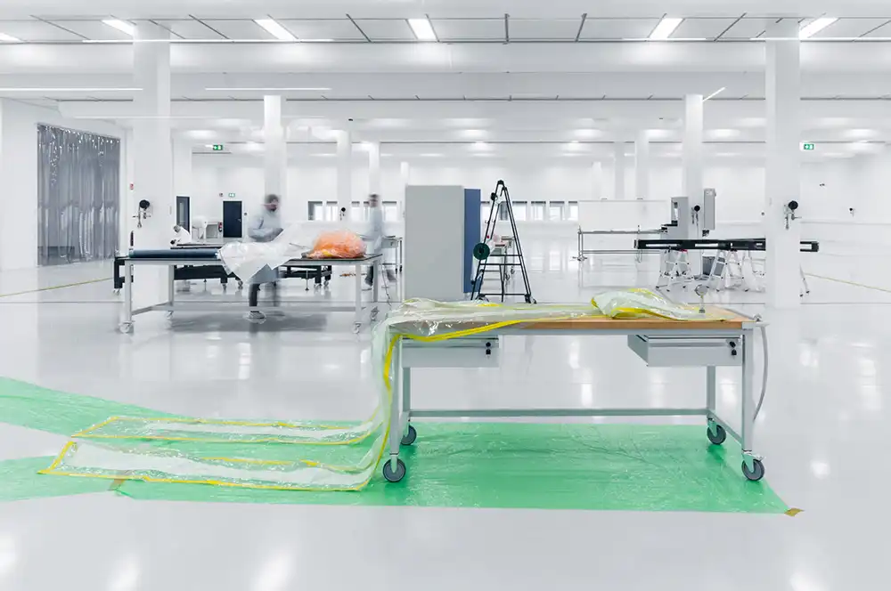 Laminations-Prozess bei der Volocopter-Produktion im Reinraum. 