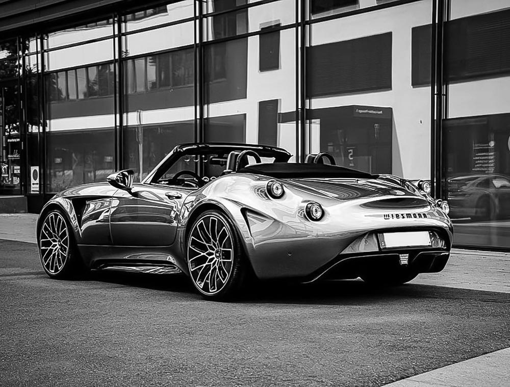Wiesmann Project Thunderball von dreiviertel hinten.