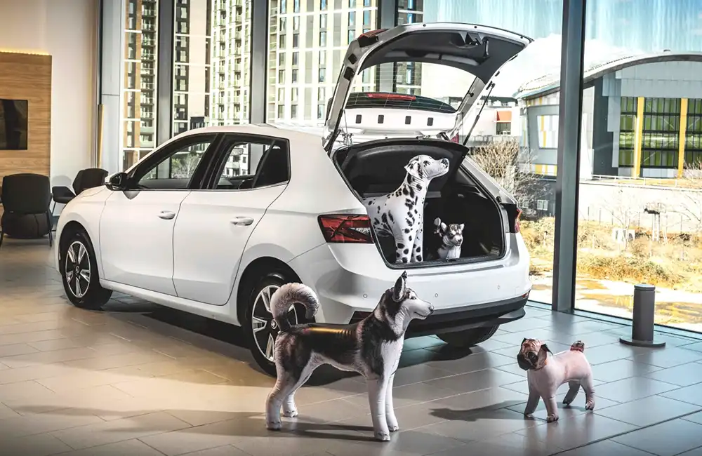 Skoda lässt Hunde probesitzen - allerdings keine lebendigen.