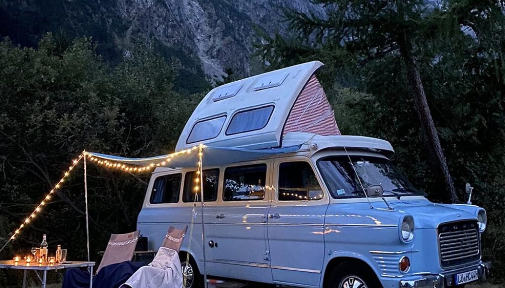 Diesen liebevoll umgebauten Oldtimer mit V6-Motor kann man über AlpacaCamping für rund 129 Euro pro Tag anmieten