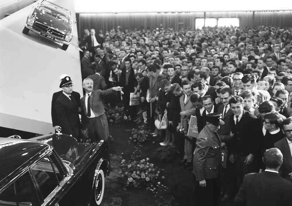 Auf der Internationalen Automobil-Ausstellung in Frankfurt 1963 feierte der Mercedes-Benz 600 im September seine Weltpremiere.